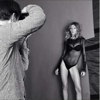 <p>Modelo aparece em pose sensual durante ensaio de lingerie</p>