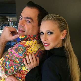 A estilista apostou em cabelo solto com efeito molhado