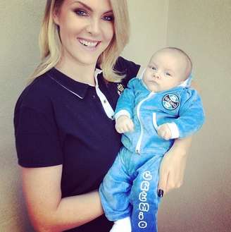 <p>Ana vestiu o filho com o uniforme do Grêmio</p>