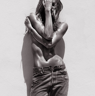 <p>A modelo Candice Swanepoel fez um ensaio especial para a Victoria's Secret. No entanto, uma das fotos que ela escolheu para divulgar no Instagram estava meio estranha. Do ângulo em que o registro foi feito, Candice aparece com a cintura um tanto deslocada, o que provocou uma certa agonia em seus seguidores</p>