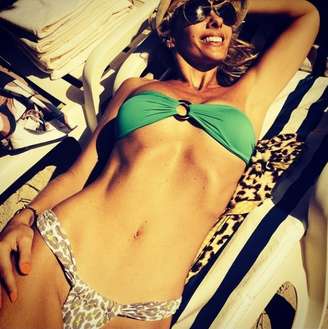 Galisteu curte o sol no litoral sul da Bahia