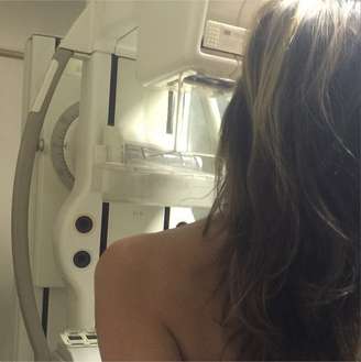 Luciana Gimenez postou foto fazendo mamografia