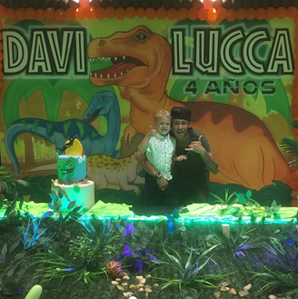 Davi Lucca no colo do pai, Neymar, durante festa de aniversário com tema de dinossauros