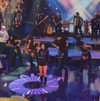 Ana Castela no palco do 'Altas Horas' que vai ao ar dia 25 de abril de 2026; Programa não será exibido no dia 18 por conta do jogo da seleção feminina do Brasil