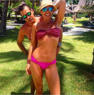 Adriane Galisteu é elogiada pelos fãs após postar foto de biquíni