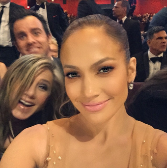 <p>Jennifer Lopez teve foto invadida por Jen Aniston e Justin Theroux</p>