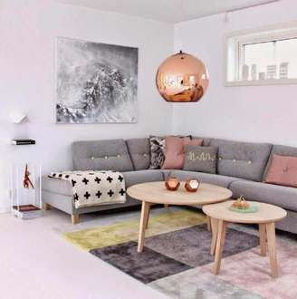 1. O pendente rosa se destaca na decoração dessa sala com sofá de canto cinza. Fonte: Pinterest