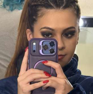Klara Castanho caracterizada como sertaneja Maiara em filme de Marília Mendonça.