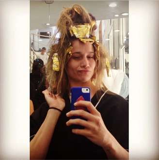 Fernanda Gentil em momento de retocar as luzes do cabelo 