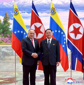 Presidente da Assembleia Nacional Constituinte da Venezuela, Diosdado Cabello, posa para foto durante visita a Pyongyang, em foto divulgada pela agência oficial norte-coreana, a KCNA
25/09/2019
KCNA via REUTERS