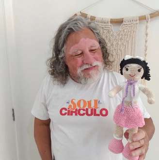 'Vovô crocheteiro' e 'Vitilinda', boneca de crochê com vitiligo.