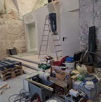 O artista israelense Belu-Simion Fainaru mostrou a montagem de sua instalação na Bienal de Veneza e pediu para ser julgado apenas por sua arte