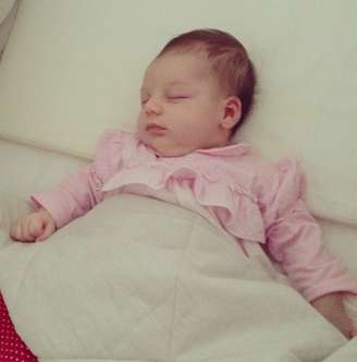 Xuxa fotografou a filha Brenda enquanto ela dormia nesta sexta-feira