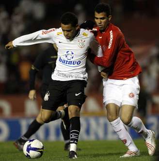 O atacante Dentinho, do Corinthians, e o volante Sandro (d), do Internacional, disputam bola durante partida válida pelo Campeonato Brasileiro 2009, realizada no estádio Beira Rio, em Porto Alegre, Rio Grande do Sul