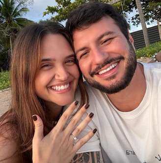 Juliana Paiva e Danilo Partezani estão noivos.