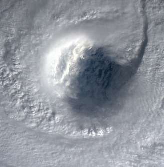 <p>Em imagem registrada pela Estação Espacial Internacional (ISS), o olho do tufão pode ser visto</p>
