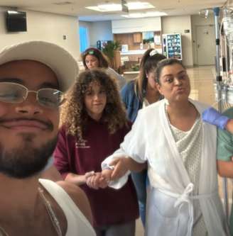 Filho de Preta Gil publica foto da mãe andando nos corredores do hospital, onde se recupera de uma cirurgia