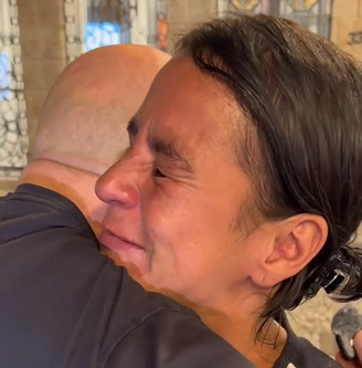 Will da Bondade abraçando Verônica.