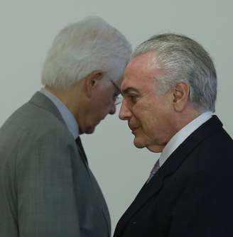 Foto de arquivo de 10/05/2017 do então presidente da República, Michel Temer, e seu ministro Moreira Franco durante assinatura de Decreto de Regularização Portuária