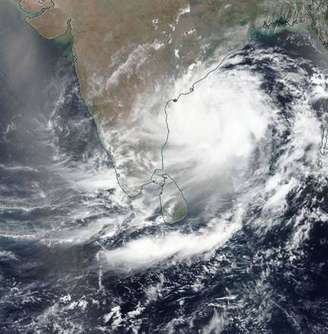 Índia evacua 800 mil pessoas por passagem do ciclone Fani
