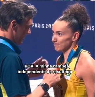 Giba colocou a medalha de ouro em Gabi e muitos torcedores interpretaram como 'zica'
