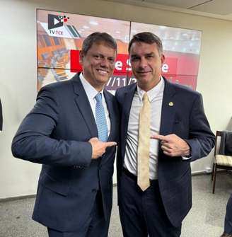 Flávio Bolsonaro posta foto ao lado de Tarcísio de Freitas