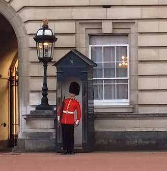 <p>O guarda da Rainha garantiu a diversão dos turistas</p>