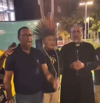 Padre Kelmon participou de vigília de apoiadores em frente a hospital em que Bolsonaro está internado