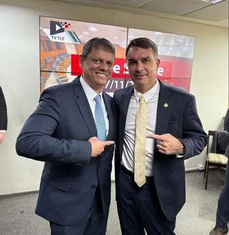 A expectativa de Flávio é reforçar a sinalização de que Tarcísio estará ao lado de seu projeto eleitoral em 2026