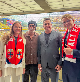 Princesa e príncipe da Noruega posaram ao lado de Ronaldinho Gaúcho e Ronaldo Fenômeno