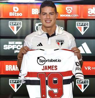 James Rodríguez segurando sua nova camisa do São Paulo 