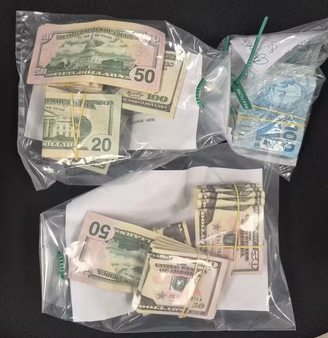 Ao todo, foram apreendidos R$ 8 mil e US$ 14 mil (R$ 78 mil, na conversão atual) durante o cumprimento de mandado de busca e apreensão na casa do ex-presidente Jair Bolsonaro (PL)