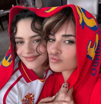 Rosalía e Penélope Cruz posam juntas durante jogo entre Espanha e Áustria, na Copa do Mundo