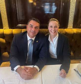 Flávio Bolsonaro ao lado de Marion Maréchal, líder de direita francesa