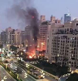 Vista de prédio atingido após ataque do Irã a Dubai