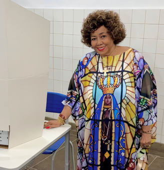 Cantora Alcione vai vestida com roupa de Nossa Senhora Aparecida, padroeira do Brasil