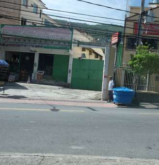 O proprietário de uma loja transformou uma calçada em vitrine, no Lins de Vasconcelos