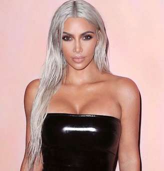 Kim Kardashian: Não foram só famosos brasileiros que foram assaltados. Em 2016, a socialite foi feita refém por dois homens armados que invadiram o apartamento alugado por ela durante a Semana de Moda em Paris. Os homens levaram joias avaliadas em US$ 11 milhões!