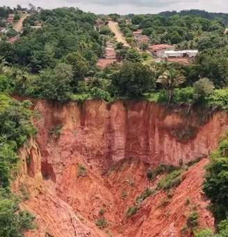 250 moradias correm risco , por estarem situadas em áreas de encosta das voçorocas em Buriticupu.