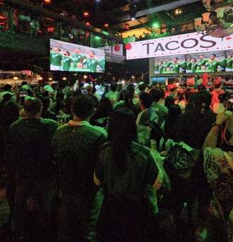 Torcida mexicana faz festa em bar em NY
