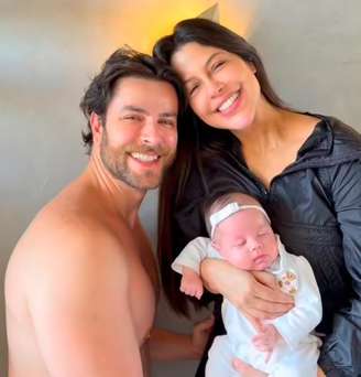 Laís Caldas explica porque filha não usa brinco.