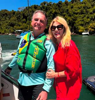 Jair Bolsonaro e Val Marchiori em Angra dos Reis no sábado de carnaval em 2025