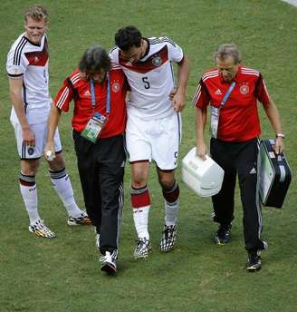 Zagueiro alemão Mats Hummels deixa partida contra Portugal lesionado.