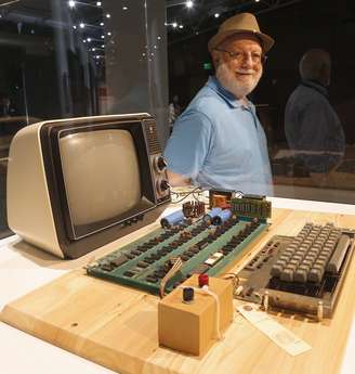 O primeiro computador fabricado pela Apple, um Apple I, projetado e construído pelo cofundador da companhia Steve Wozniak em 1976, é exibido no Museu de História dos Computadores em Mountain View, na Califórnia, nesta segunda-feira. A máquina começou a ser leiloada em negociação online pela Christie's hoje. O computador, que pertencia a Ted Perry, deve ser vendido por um valor entre US$ 300 mil e US$ 500 mil
