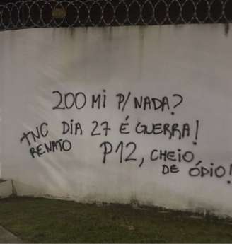 O muro do CT do Ninho do Urubu, do Flamengo, foi pichado após empate com a Chapecoense (Foto: Reprodução)