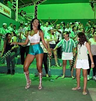 Aline Bernardes é musa da Mancha Verde