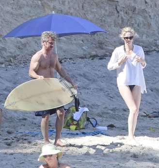 Sean Penn curtiram o dia de domingo (12) juntos na praia em Malibu