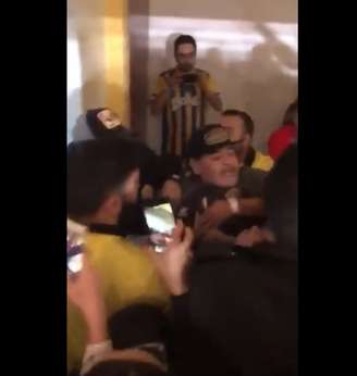 Maradona precisou ser contido por seguranças para não agredir torcedores (Foto:Reprodução/Twitter)