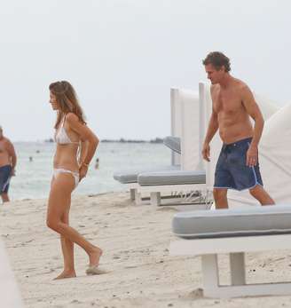 Cindy Crawford foi fotografada em uma praia de Miami e mostrou que esta em ótima forma