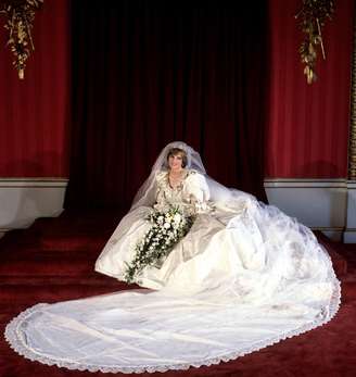 Princesa Diana - O vestido de noiva da princesa Diana, criado pelo casal de estilistas David e Elizabeth Emanuel, foi bordado com madrepérolas e lantejoulas no colo, nas manga e na cintura. O modelo foi feito de tafetá de seda, mesmo tecido do véu